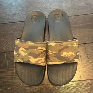 Men’s size 11 Reef slides